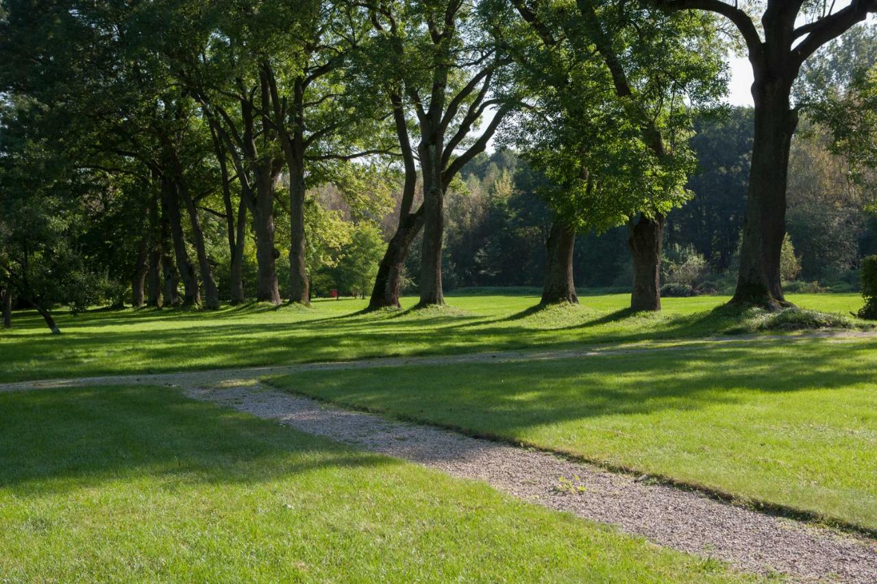 Gasthaus Dom Lowczego Gnoyna Park Radziejowice Exterior foto